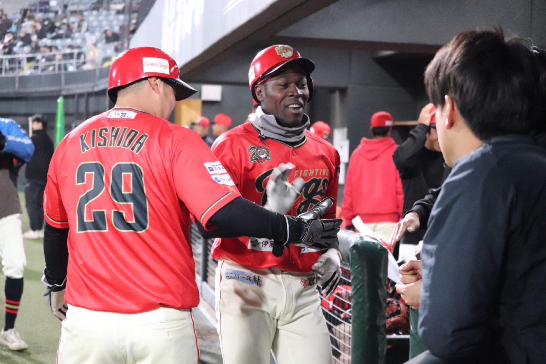 Kochi Fighting Dogs players celebrating together